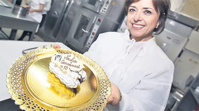 Cristina Copos, în rol de maestrul-cofetar, prezintă pråjitura “Nadia”