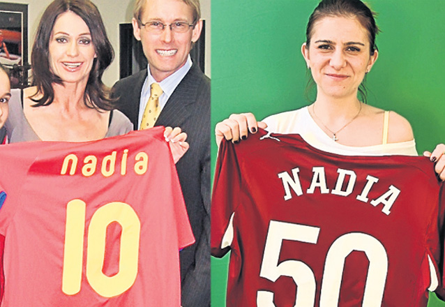 Nadia a primit tricouri și de la Steaua (stânga) și de la Rapid