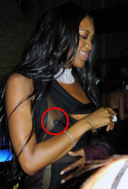 Naomi Campbell, cu sfarcul la vedere