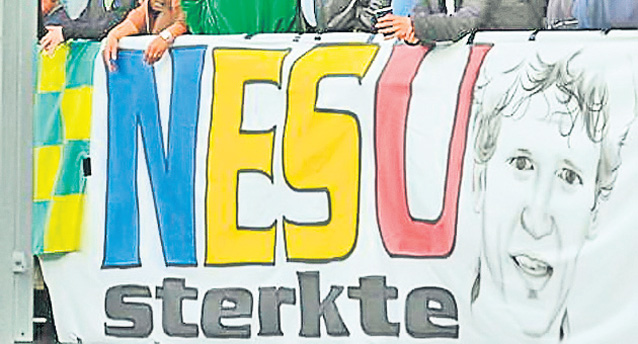 Fanii lui Utrecht și-au arătat susținerea pentru greu încercatul fotbalist român. În dreapta, un banner tricolor pe care scrie “Neșu strălucește”