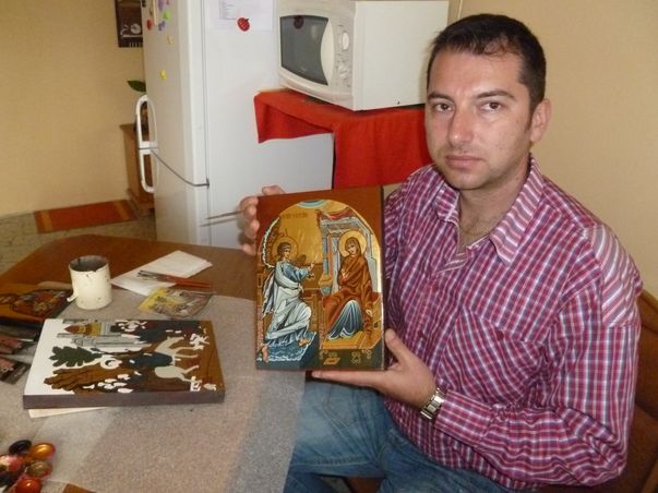 Pompierul Marius Boian pictează, acasă, chipuri de sfinţi şi scene biblice 