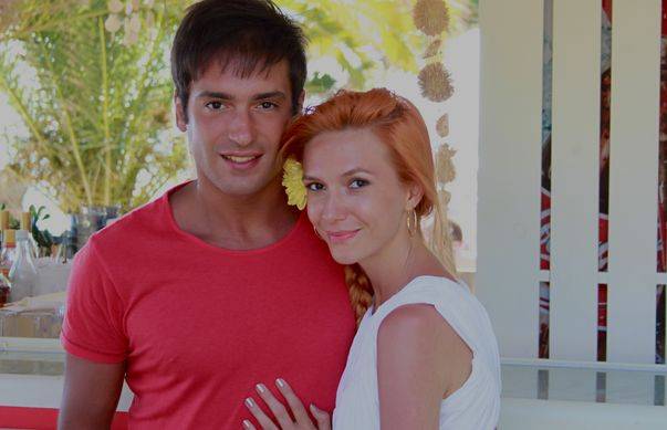 Cât timp le ia vedetelor să se machieze? Andreea Esca: ”Cinci minute, în mașină, când drumul e cu gropi”