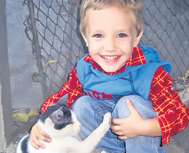 Raul Alex Constantin, trei ani, din Galaţi, se împrieteneşte repede cu orice pisicuţă. Este pasionat de maşini de viteză şi de fotbal, cu toate că nu s-a hotărât cu ce echipă să ţină.