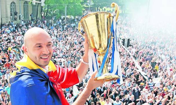 Înainte de a ridica trofeul de campion al Elveției deasupra capului, Filipescu a ținut morțiș să se înfășoare în drapelul României