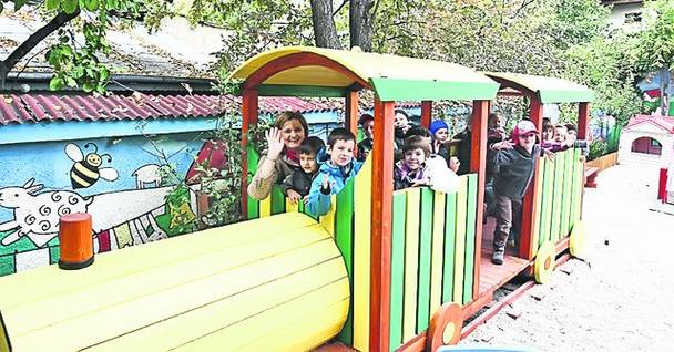 Lipă nu s-a sfiit să urce într-un trenuleț din lemn, alături de copii