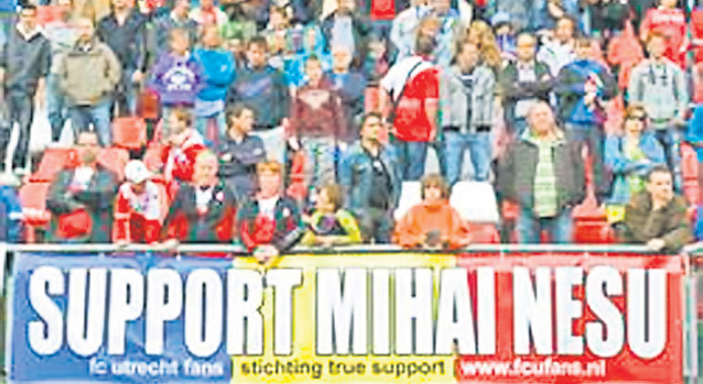 Fanii lui Utrecht și-au arătat susținerea pentru greu încercatul fotbalist român. În dreapta, un banner tricolor pe care scrie “Neșu strălucește”