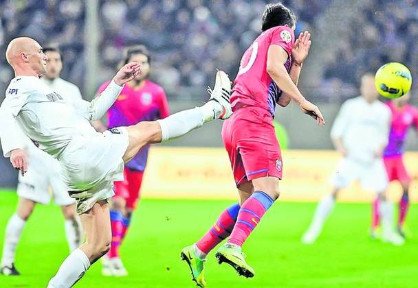 Clujeanul Mureșan (în alb) i-a luat cu fulgi cu tot pe steliști