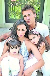 Familia Mutu: Maya, Consuelo, Adrian și Adriana (de la stânga)