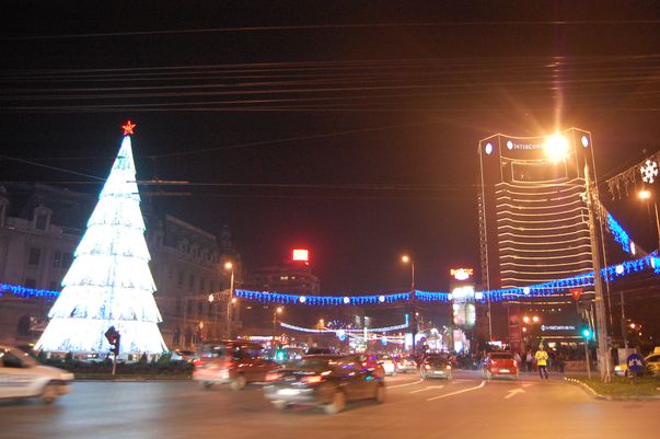 Bulevardele Capitalei strălucesc în preajma Crăciunului de patru ani încoace. Care luminiţe v-au plăcut mai mult? 