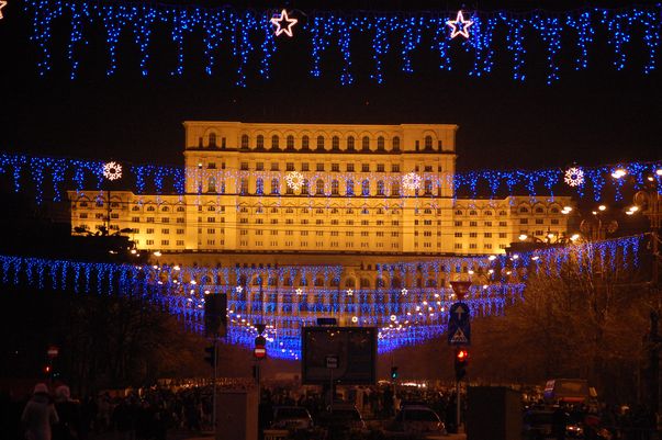 Bulevardele Capitalei strălucesc în preajma Crăciunului de patru ani încoace. Care luminiţe v-au plăcut mai mult? 