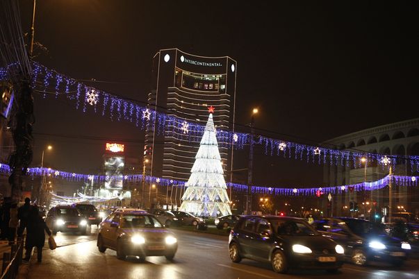 Bulevardele Capitalei strălucesc în preajma Crăciunului de patru ani încoace. Care luminiţe v-au plăcut mai mult? 