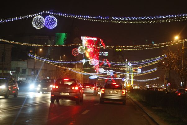 Bulevardele Capitalei strălucesc în preajma Crăciunului de patru ani încoace. Care luminiţe v-au plăcut mai mult? 