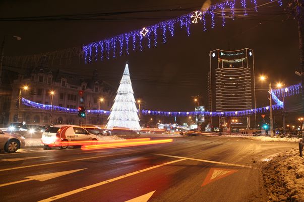 Bulevardele Capitalei strălucesc în preajma Crăciunului de patru ani încoace. Care luminiţe v-au plăcut mai mult? 
