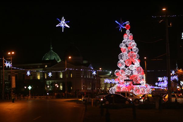 Bulevardele Capitalei strălucesc în preajma Crăciunului de patru ani încoace. Care luminiţe v-au plăcut mai mult? 