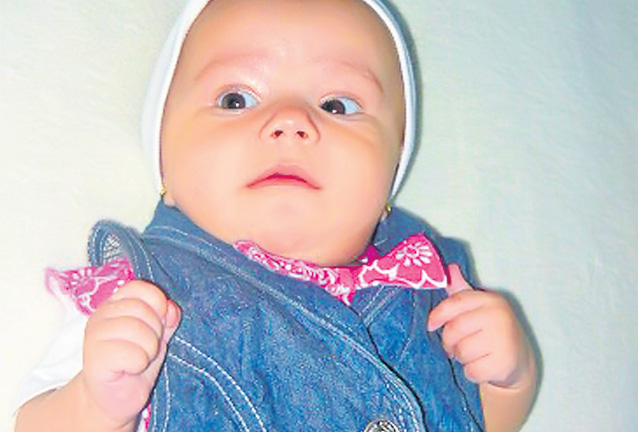 Alexandra Antonia Gătilă are trei luni şi jumătate şi locuieşte în Bucureşti. Este o fetiţă cuminţică, jucăuşă şi deja se simte confortabil în faţa aparatului de fotografiat.