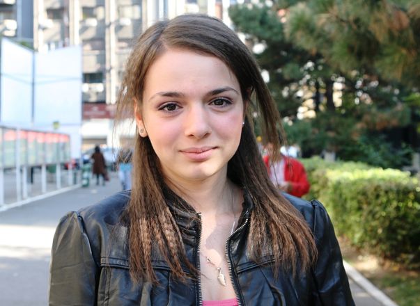 Ruxandra Ştefănescu, studentă la ASE: "Lucrez ca barmaniţă şi fac şi 1.000 de euro pe lună!"