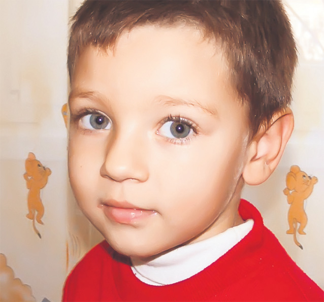 Andrei Cristian Mazilu are trei ani şi opt luni şi este din Piteşti. Este un băieţel cuminte care aşteaptă cu nerăbdare ca Moş Crăciun să-i aducă foarte multe cadouri.