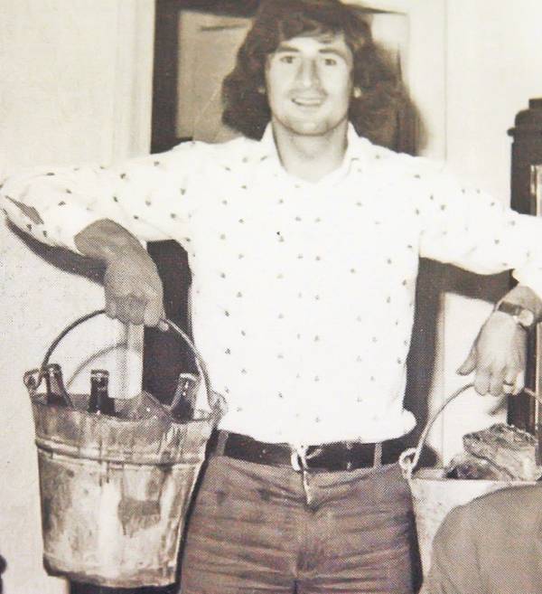 În tinerețe, Cornel Dinu mai sărea calul și își pierdea vremea prin crâșme. Silvia i-a adus însă echilibrul în viața personală, fiindu-i un sprijin important și în cariera sportivă. În poza alăturată, publicată în cartea autobiografică “Zâmbind din iarbă”, fostul fotbalist arăta cum se făceau petrecerile după marile victorii