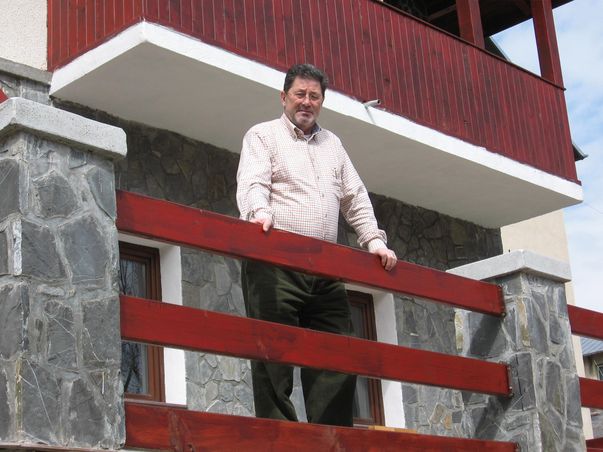 Cornel Dinu trece prin clipe cumplite: "Mă rog la Dumnezeu să-mi lase soţia în viaţă"