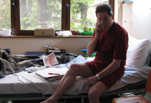 Cornel Dinu trece prin clipe cumplite: "Mă rog la Dumnezeu să-mi lase soţia în viaţă"