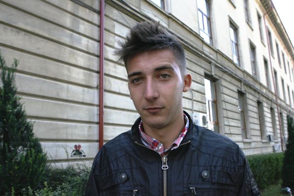 Ruxandra Ştefănescu, studentă la ASE: "Lucrez ca barmaniţă şi fac şi 1.000 de euro pe lună!"