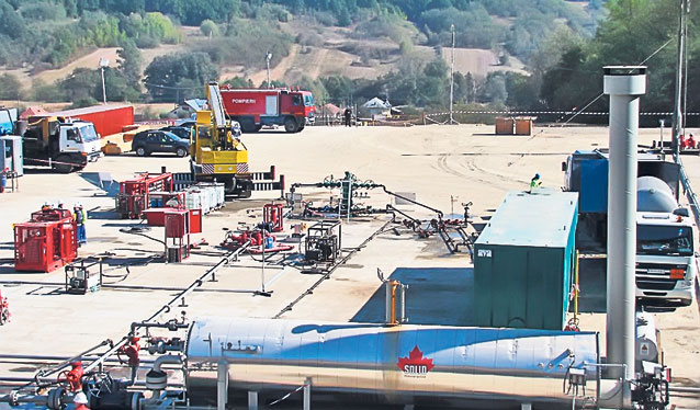 Stau pe cel mai mare zăcământ de gaze naturale din Europa: «Suntem blestemaţi să ne încălzim veşnic cu lemne!»