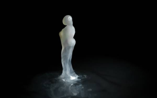 Femeia care traieste o fractiune de secunda, sculptura lchida Femeia care traieste o fractiune de secunda, sculptura lchida