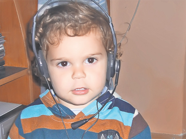 Ianis Georgian Muscalu are un an şi şapte luni, locuieşte în comuna Răcari (jud. Dâmboviţa). Îi place să asculte muzică la căşti, este cuminte şi e foarte curios.