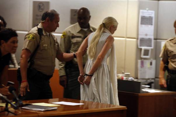 imaginile anului 2011 lindsay lohan incatusata 