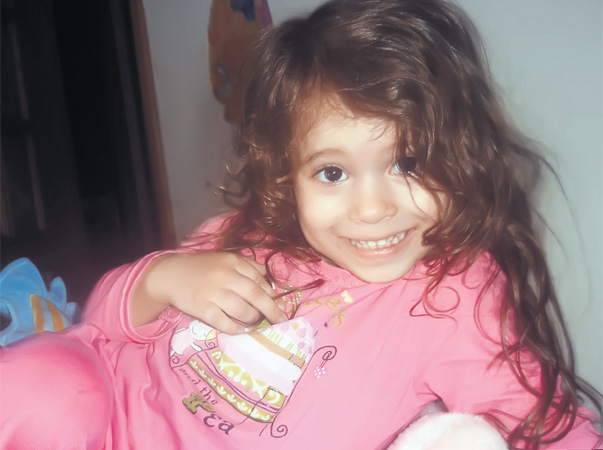 Bucureşteanca Lisa Marie Tănase are patru ani şi jumătate. Simpatica fetiţă este plină de viaţă, sociabilă şi prietenoasă. Îi place să cânte, să danseze şi să facă gimnastică.