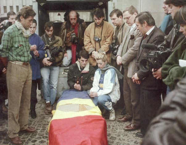 Imagine-şoc: Mihaela Rădulescu, cu pistolul în mână la Revoluţia din 1989