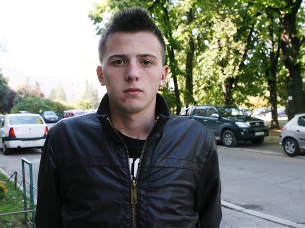 Ruxandra Ştefănescu, studentă la ASE: "Lucrez ca barmaniţă şi fac şi 1.000 de euro pe lună!"