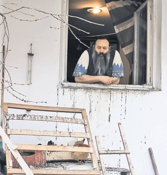 Liviu Pănuţă ne-a arătat cuibarul, de sub geamul bucătăriei. Unele păsări urcă pe scările improvizate, intră în casă şi se duc, la culcare, în baie