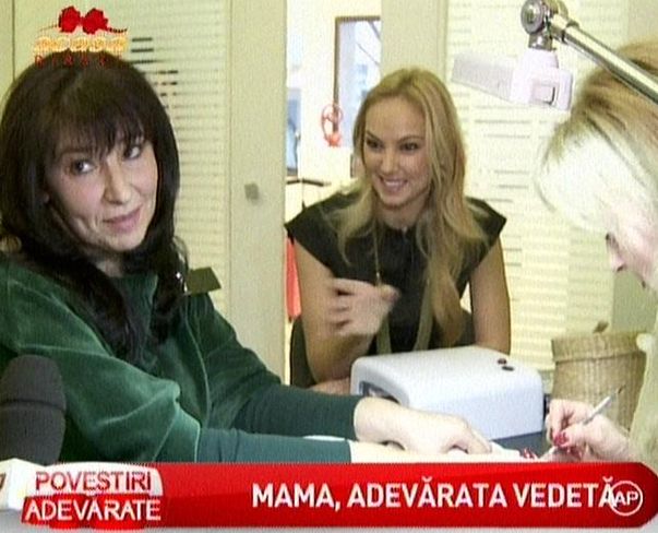 Roxana Ionescu își pune tatăl să-i spele și să-i calce lenjeria: "E expert"