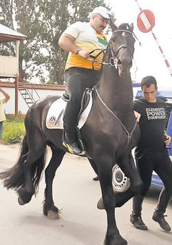 Nuțu a primit calul în dar de la prieteni