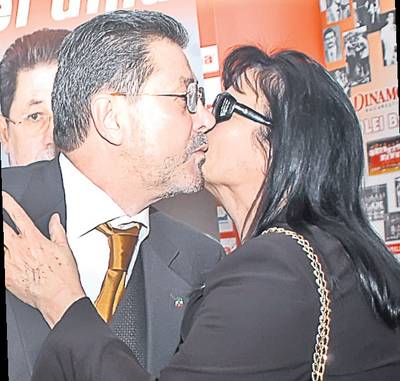 Cornel Dinu și soția lui, Silvia, în singura fotografie în care apar sărutându-se