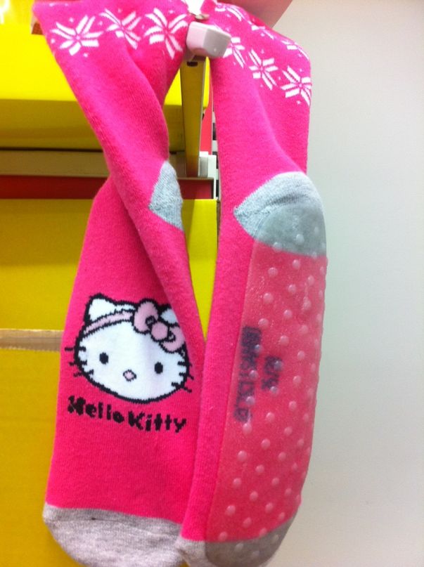 Nu știi ce cadou să faci de Moș Nicolae? Andreea Ibacka îți recomandă "șosetele antiderapante"