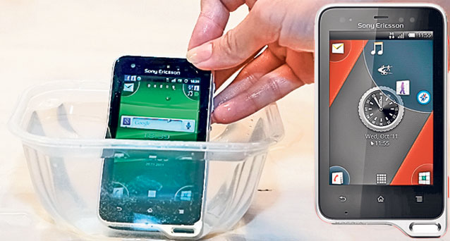Unele telefoane n-au frică de apă | VIDEO & FOTO
