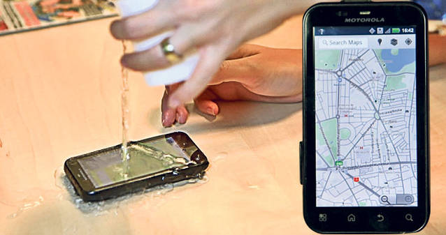 Unele telefoane n-au frică de apă | VIDEO & FOTO