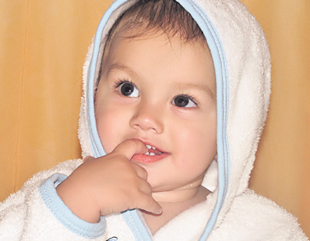 Piticul simpatic şi cuminţel se numeşte Yannis Gabriel Dodo şi este din Giurgiu. Are doar un anişor şi îi place să fie înconjurat de jucăriile sale favorite din pluş.