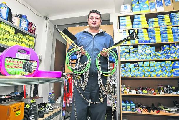 Paul Ifteni are magazinul plin cu lanţuri pentru cauciucuri
