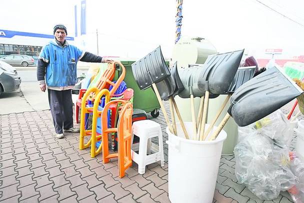 Nea Costică ne arată săniuţele şi lopeţile pentru zăpadă pe care le are la vânzare