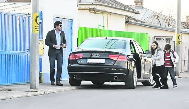 Copiii l-au urmat pe tatăl lor spre poarta modestă Copiii l-au urmat pe tatăl lor spre poarta modestă