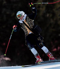 Pârtieeee!!! Vine «păsărica»! S-a afișat într-o ținută care i-a expus chiloțeii | VIDEO