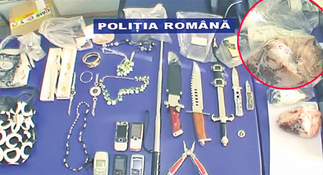 Crezi că locuinţa ta este asigurată împotriva hoţilor? Uite cum se caţără şi îţi intră-n casă! VIDEO