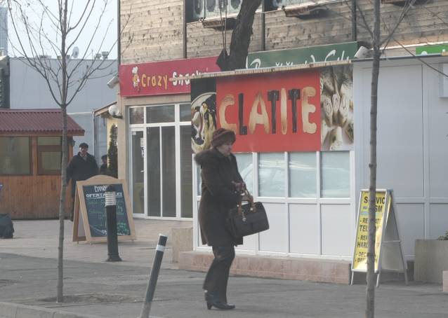 EXCLUSIV | Mama Monicăi Gabor, la piaţă cu geanta de firmă | FOTO