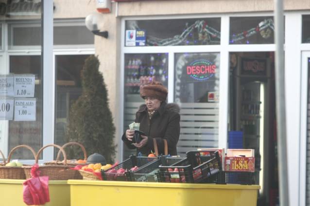 EXCLUSIV | Mama Monicăi Gabor, la piaţă cu geanta de firmă | FOTO