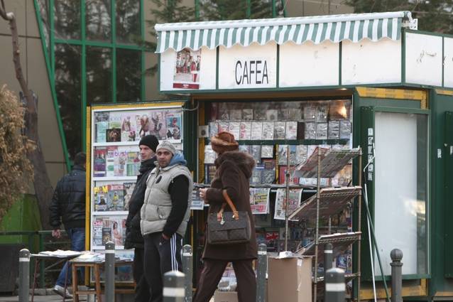 EXCLUSIV | Mama Monicăi Gabor, la piaţă cu geanta de firmă | FOTO