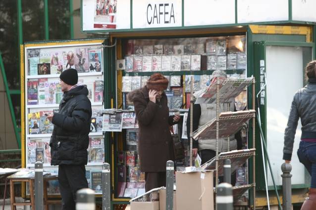 EXCLUSIV | Mama Monicăi Gabor, la piaţă cu geanta de firmă | FOTO