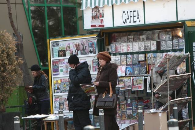 EXCLUSIV | Mama Monicăi Gabor, la piaţă cu geanta de firmă | FOTO